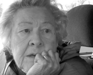 She Takes The Time To Explain To Her Grandmother With Alzheimer’s The Truth About Her Late Husband