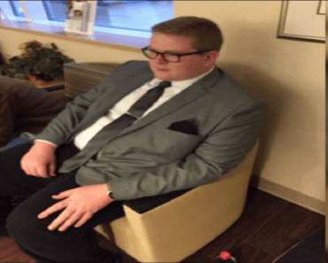 18-Year-Old Shows Up To Hospital Dressed In Suit To Greet Newborn Niece…