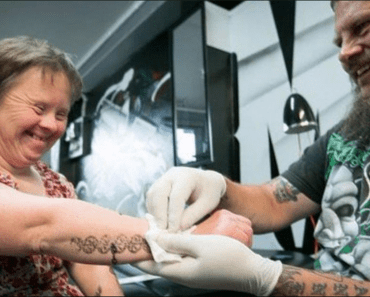 Tattoo Artist Gets Weekly Visit From Woman With Down Syndrome For This Reason…