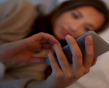 Three Serious Reasons To Stop Using Your Smartphone At Night