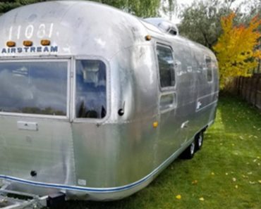 He Found This Old Trailer In A Field. 3 Years Later, The Inside Looks Totally Different