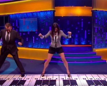 Sandra Bullock Joins Tom Hanks On Giant Piano Mat To Show Off Their Unusual Talent…