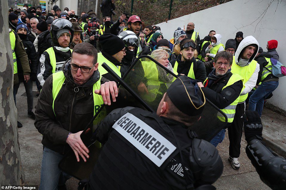 yellow vests protests paris