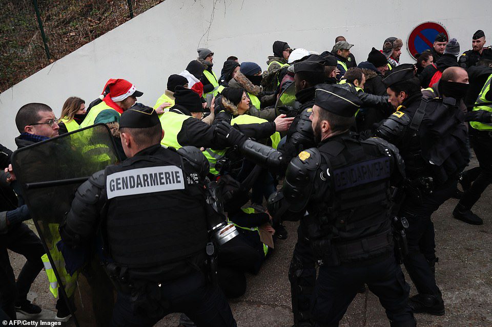 yellow vests protests paris